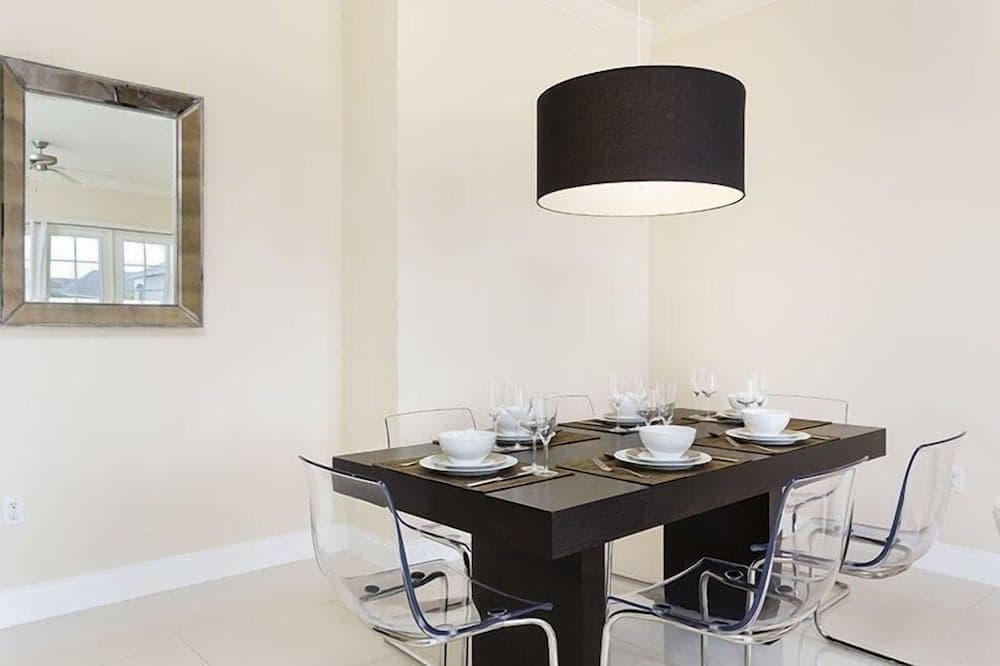 Condo Contemporary 3 Bedroom Reunion