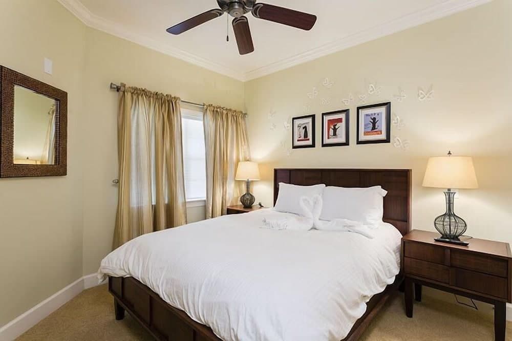 Condo Centre Court Living 3 Bedroom Reunion