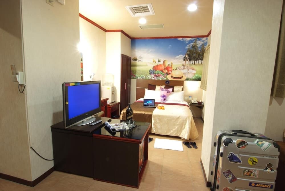 Golden Swallow Hotel