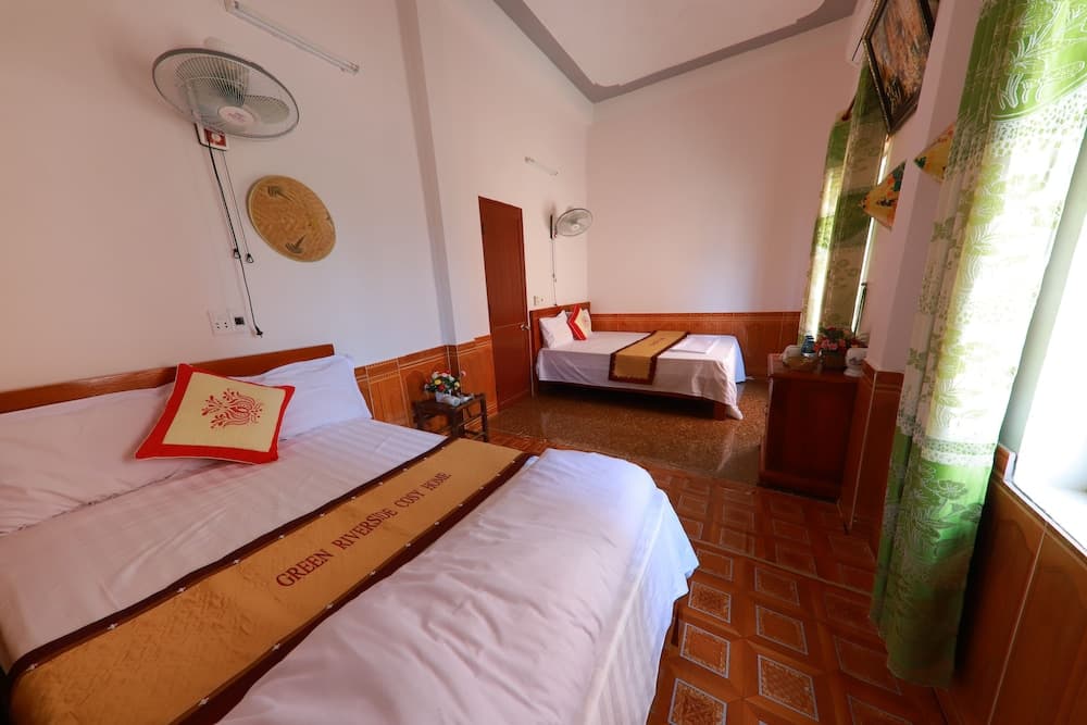 Green Riverside Cosy Home