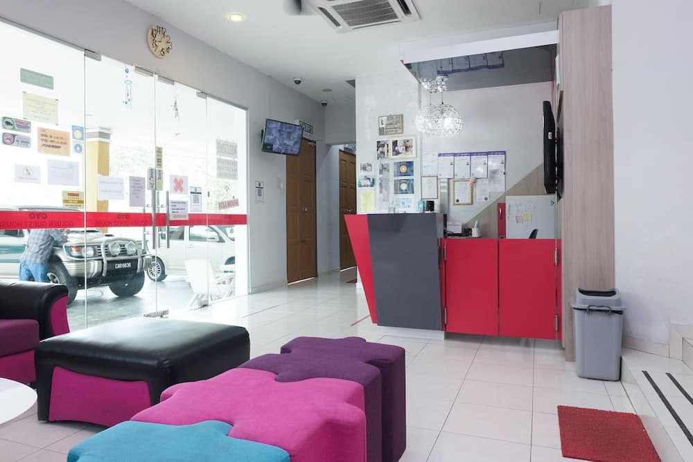 Super OYO 89930 Golden Guest House