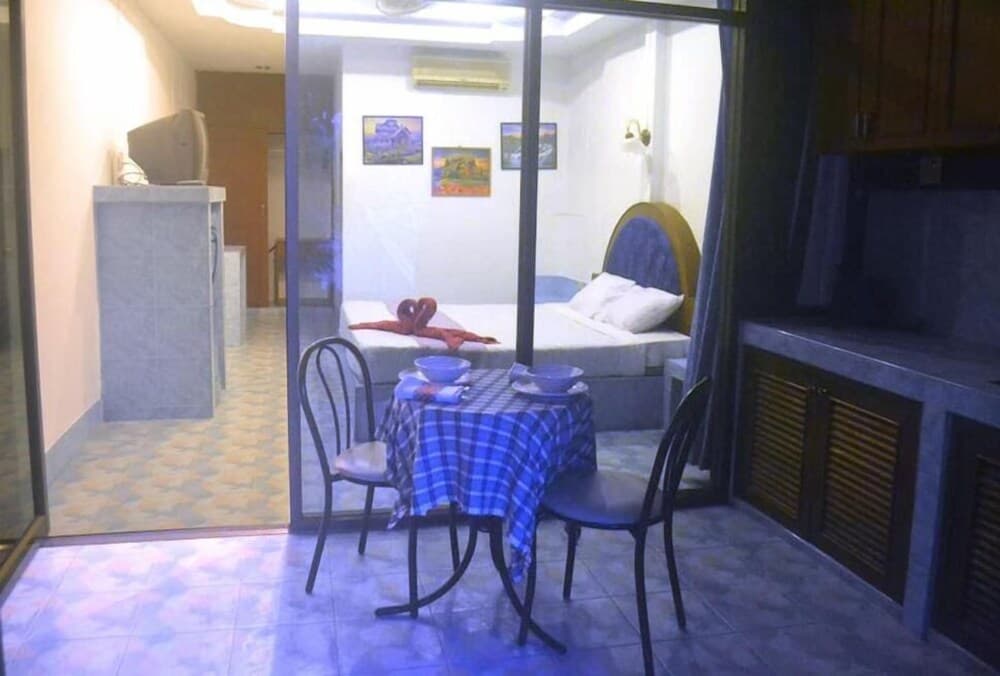 OYO 851 On Hill Residence Patong