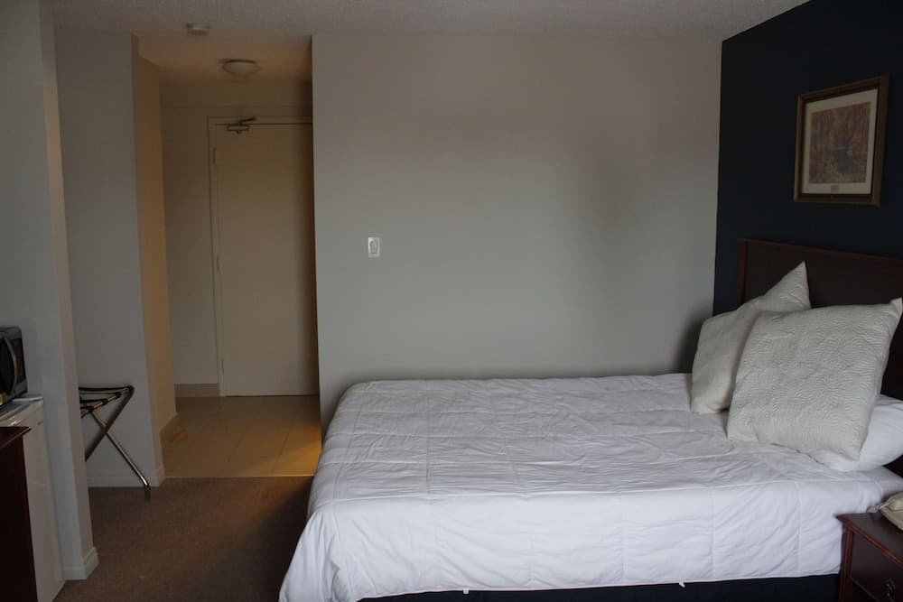 Morinville Plaza & Suites