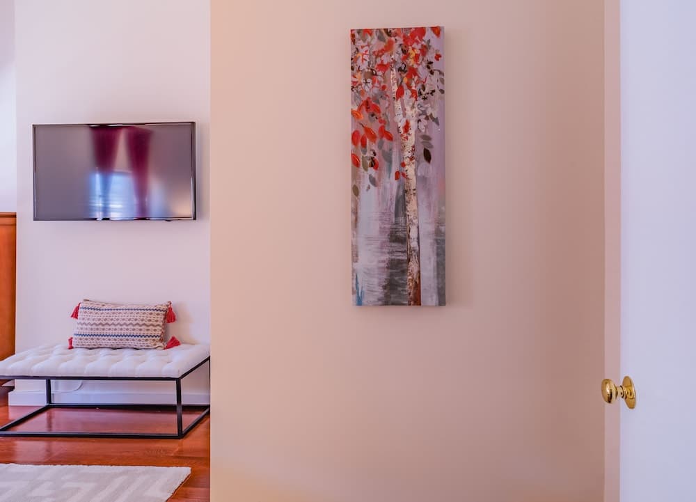 Deedee's Hideaway on Grove