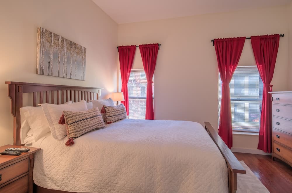 Deedee's Hideaway on Grove