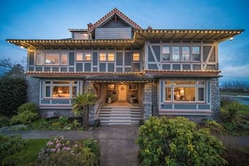 Dashwood Manor Seaside Bed & Breakfast