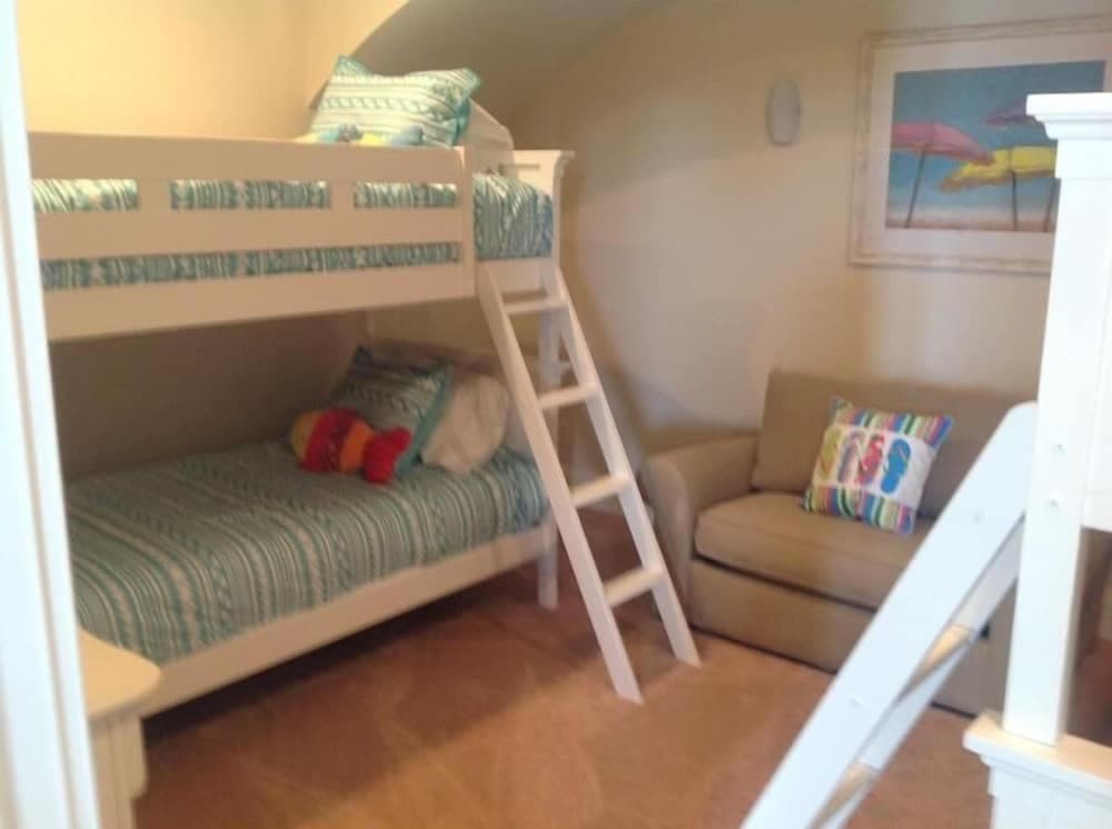 Anchor Down 6 Bedroom Apartment by BnD