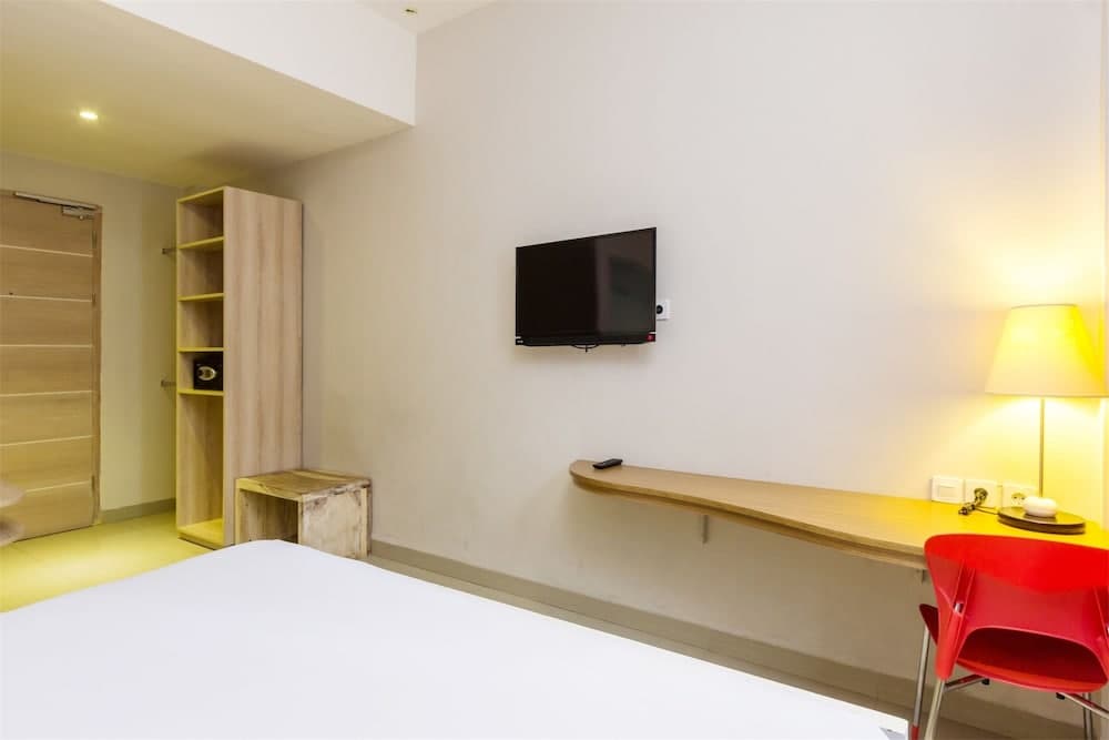 RedDoorz Plus @ Gunung Salak Street