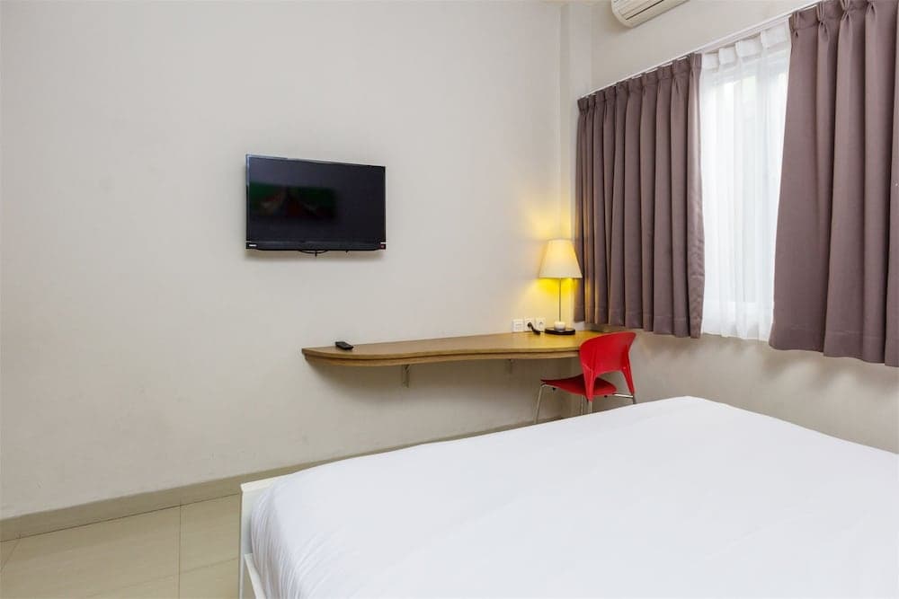 RedDoorz Plus @ Gunung Salak Street