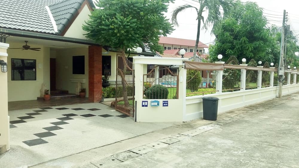 Baan Laksee Pool Villa