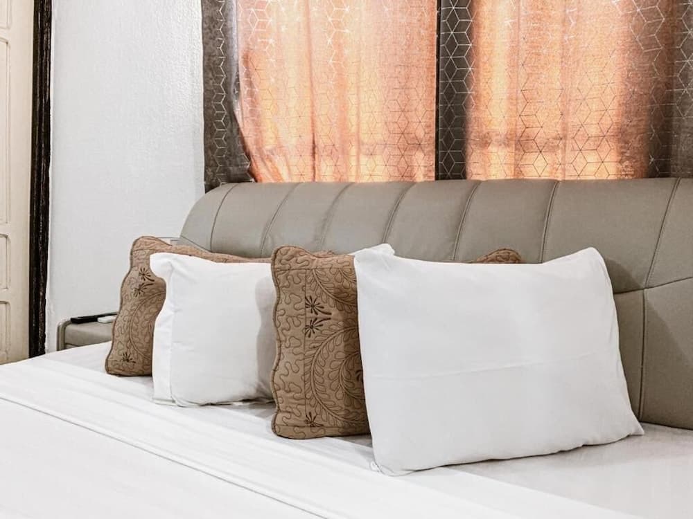 Hill View Hotel West Airport