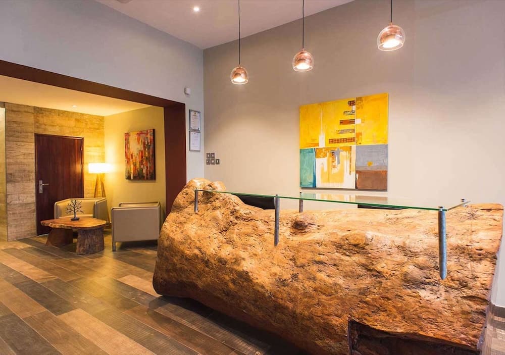 Earl Heights Suites Hotel