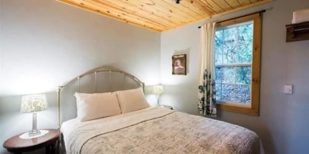 Thorp House Inn & Cottages