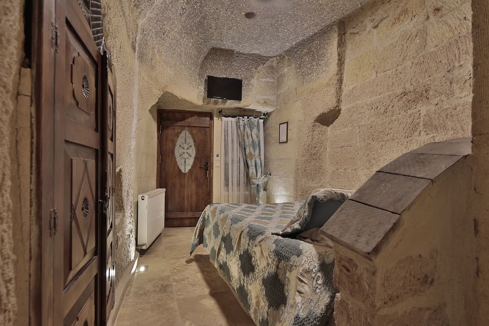 Shoestring Cave House