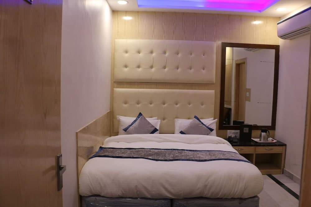 Check In Room Chuna Mandi