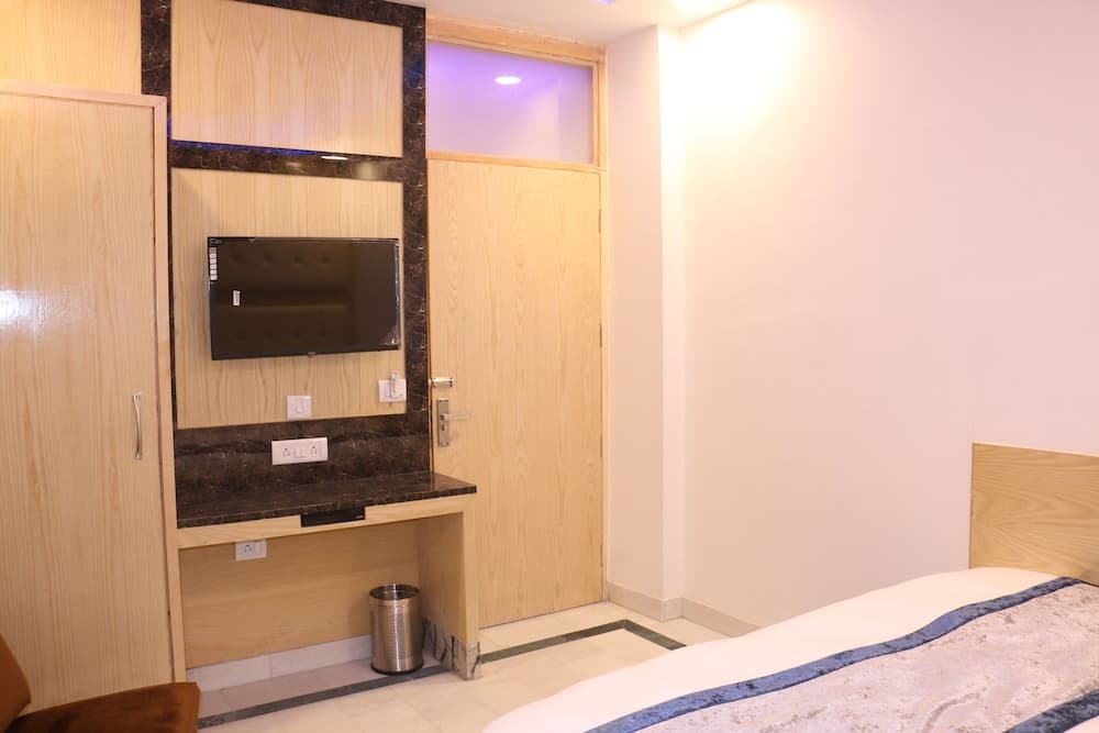 Check In Room Chuna Mandi