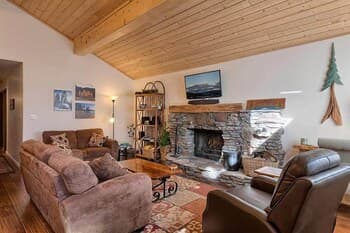 Knotty Pine Vacation  3 Bedroom Cabin by RedAwning