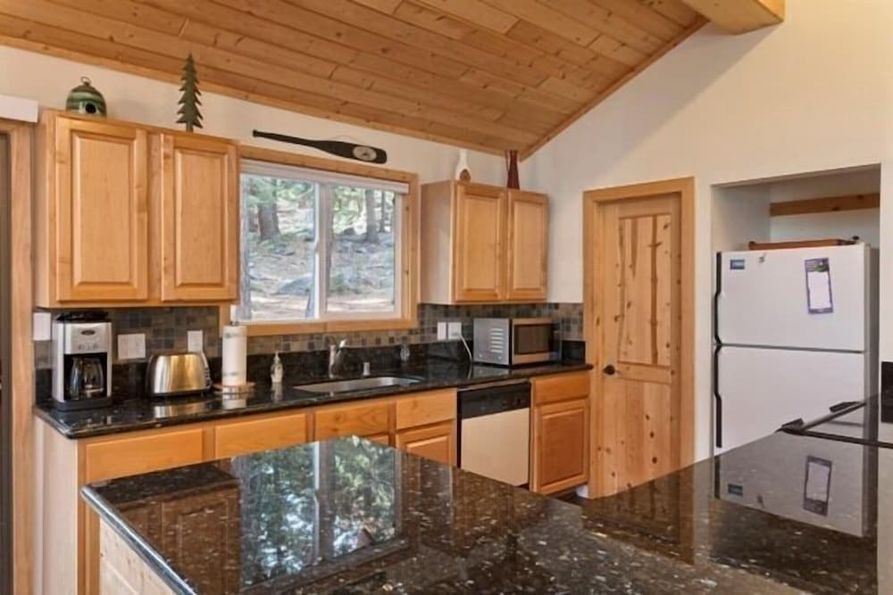 Knotty Pine Vacation 3 Bedroom Cabin by RedAwning