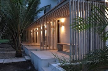 MYAMO Beach Lodge - Hostel