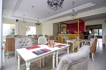 Residences by RedDoorz near Rumah Mode