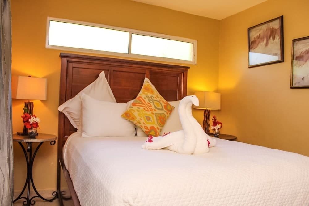 Rock Point Villas Vacations Rentals Sandy Bay, Roatan, Honduras.c.a