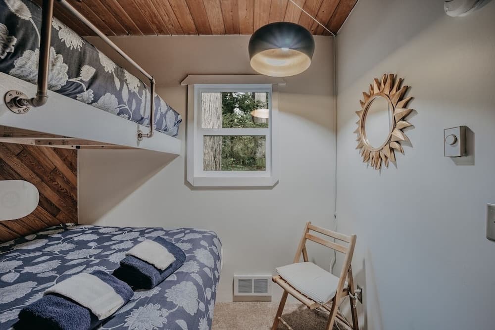 99mbr - Hot Tub - Wifi - Pets Ok - Bbq - Sleeps 6 2 Bedroom Home by RedAwning