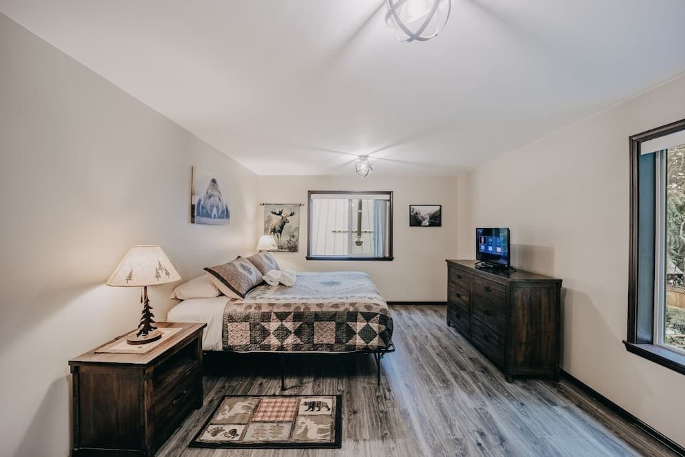 89gs - Hot Tub - Pets Ok - Wifi - Sleeps 4 1 Bedroom Home by RedAwning