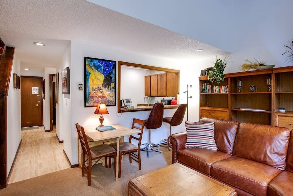 31sw - Fireplace - Wifi - Washer/dryer - Sleeps 4 2 Bedroom Home by RedAwning