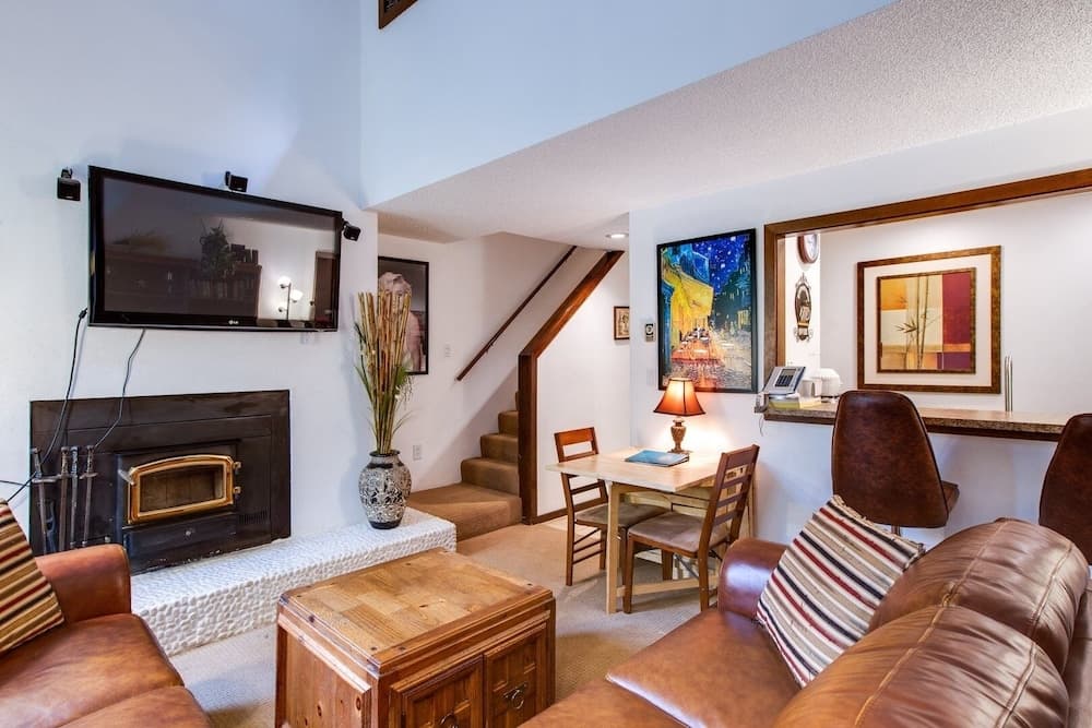 31sw - Fireplace - Wifi - Washer/dryer - Sleeps 4 2 Bedroom Home by RedAwning