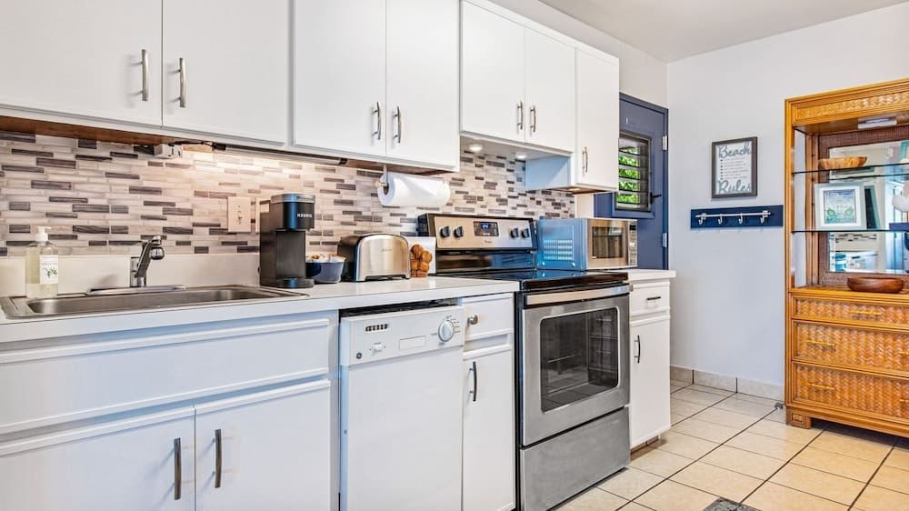 Pohailani #102 Studio Bedroom Condo by RedAwning