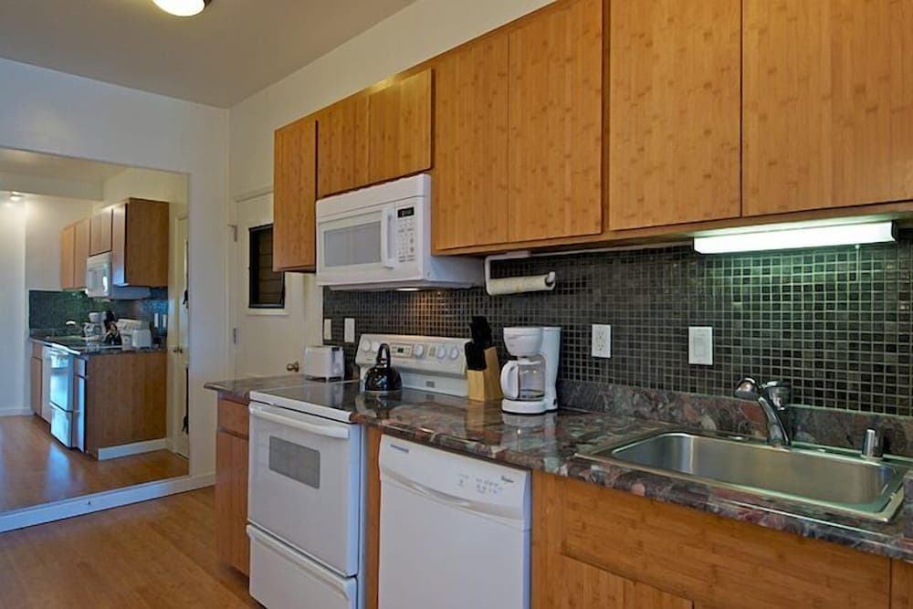 Pohailani #201 Studio Bedroom Condo by RedAwning