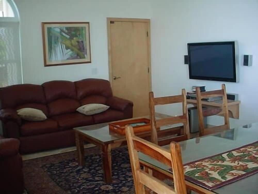 Hale Honu-oceanfront 4 Bedroom Home by RedAwning