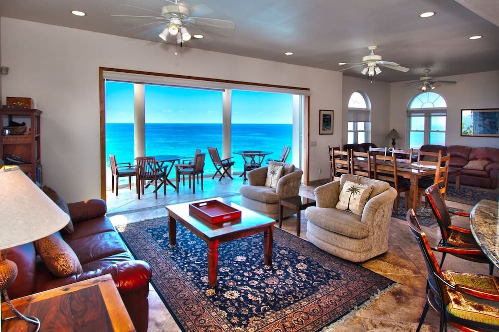 Hale Honu-oceanfront 4 Bedroom Home by RedAwning