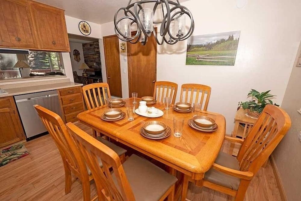 1510 Wildwood, 6 2 Bedroom Condo by RedAwning