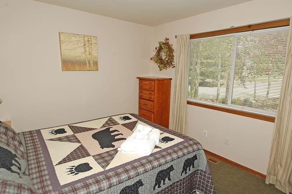 1712 Venice Drive 4 Bedroom Home by RedAwning