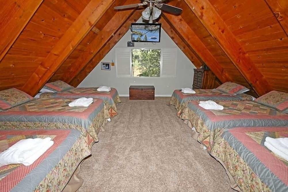 3542 Bobby Grey Circle 3 Bedroom Cabin by RedAwning