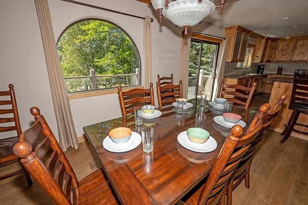 596 Danube Drive 3 Bedroom Home by RedAwning