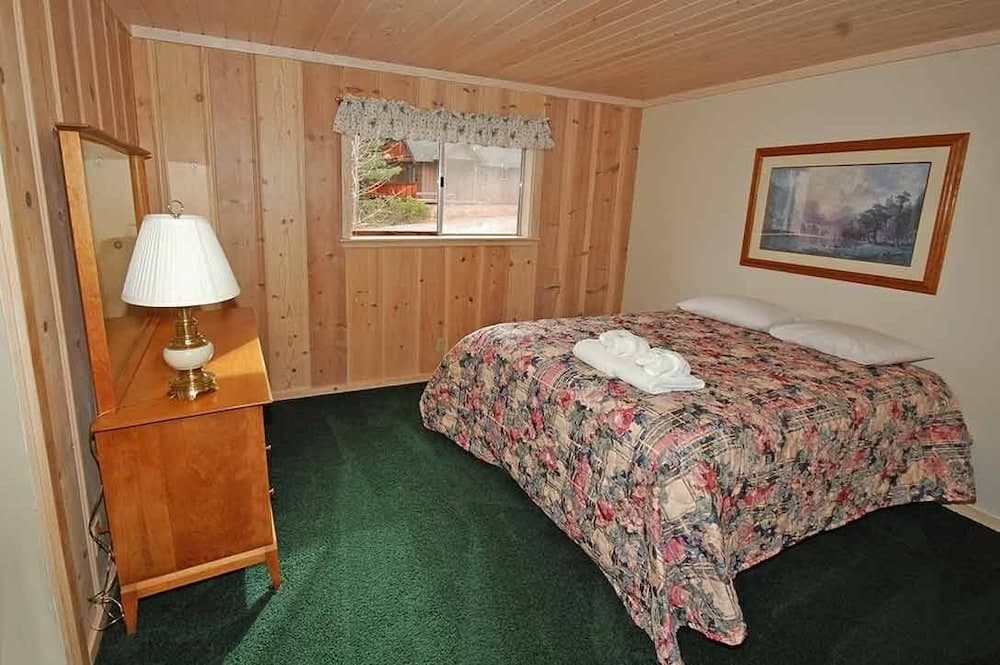 0665 Yucatan 3 Bedroom Cabin by RedAwning