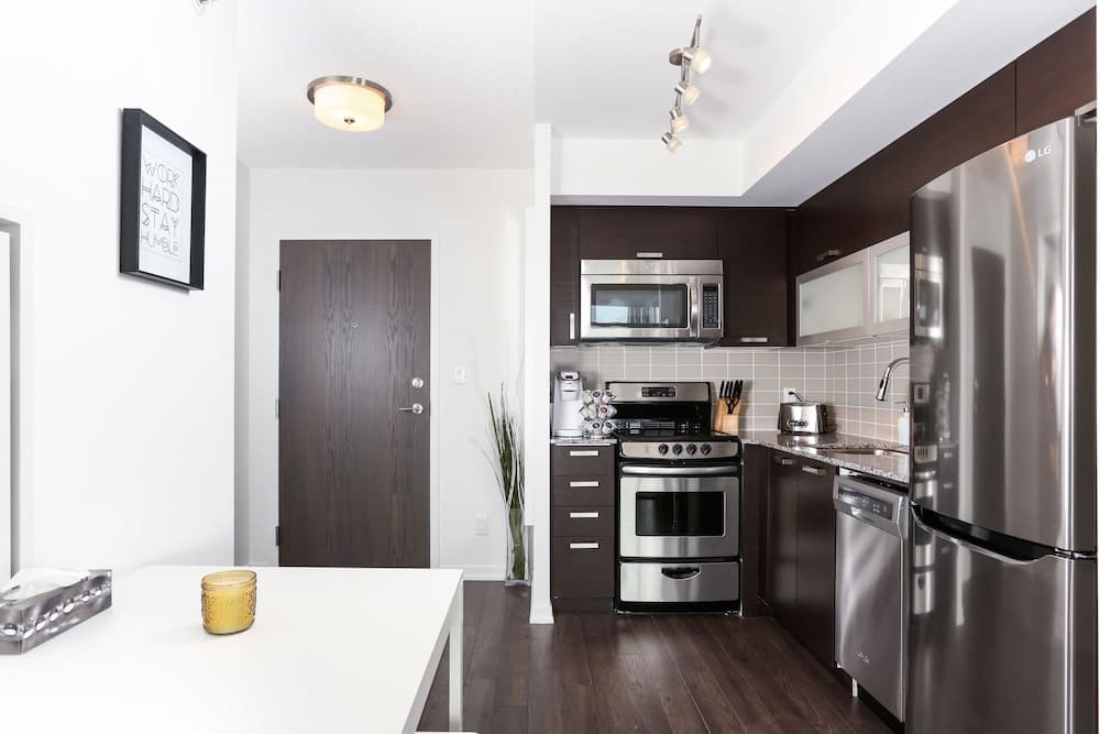 Platinum Suites - Fabulous CN Tower View, 2Bed 2Bath & Parking