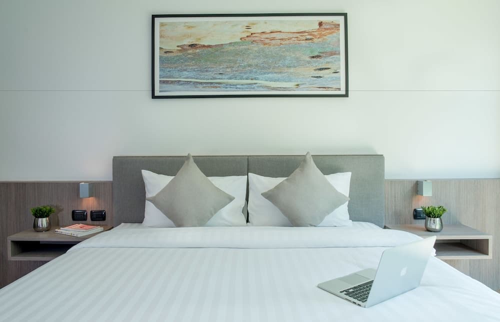 Pause and Play Hotel