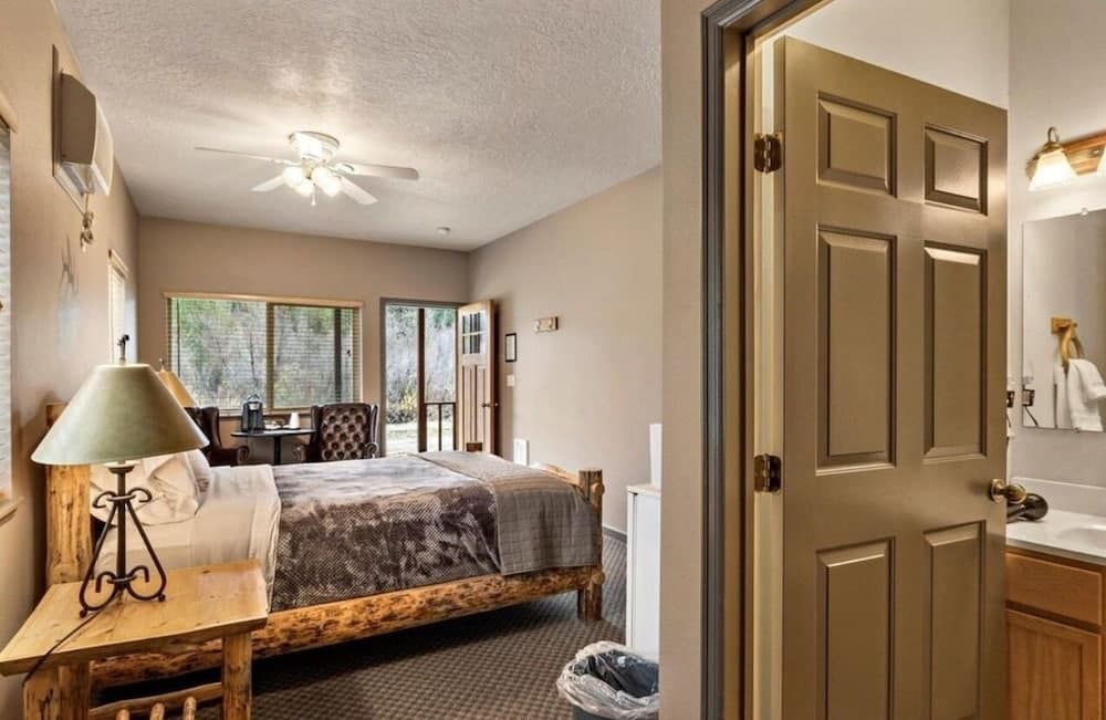 Southfork Lodge - Riverside Inn