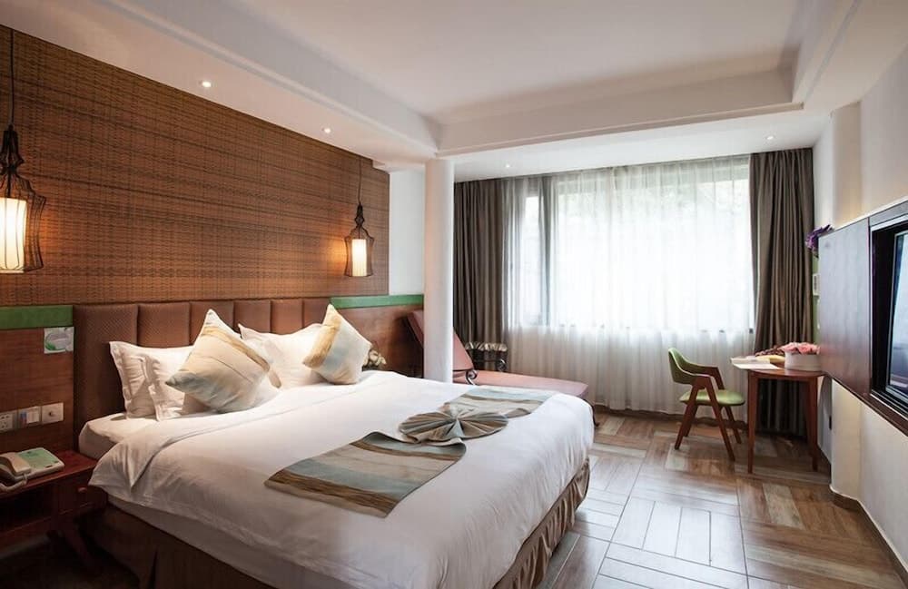 Yurong West Lake Cottage Resort Hotel