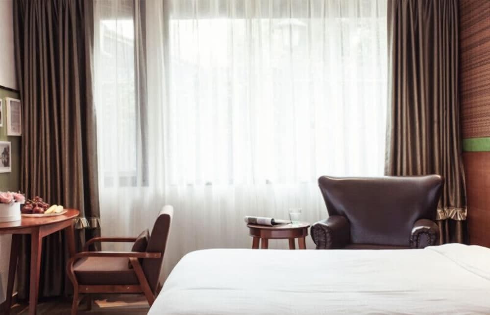 Yurong West Lake Cottage Resort Hotel