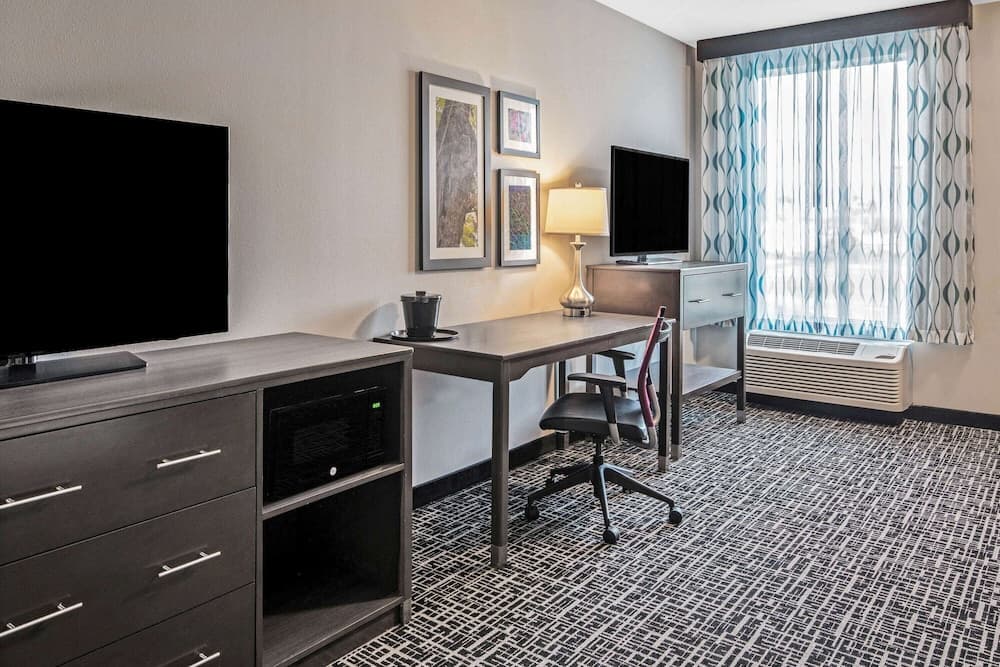 La Quinta Inn & Suites by Wyndham McAllen La Plaza Mall