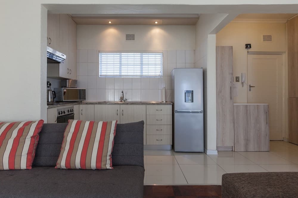 Eaton Square 2 by CTHA