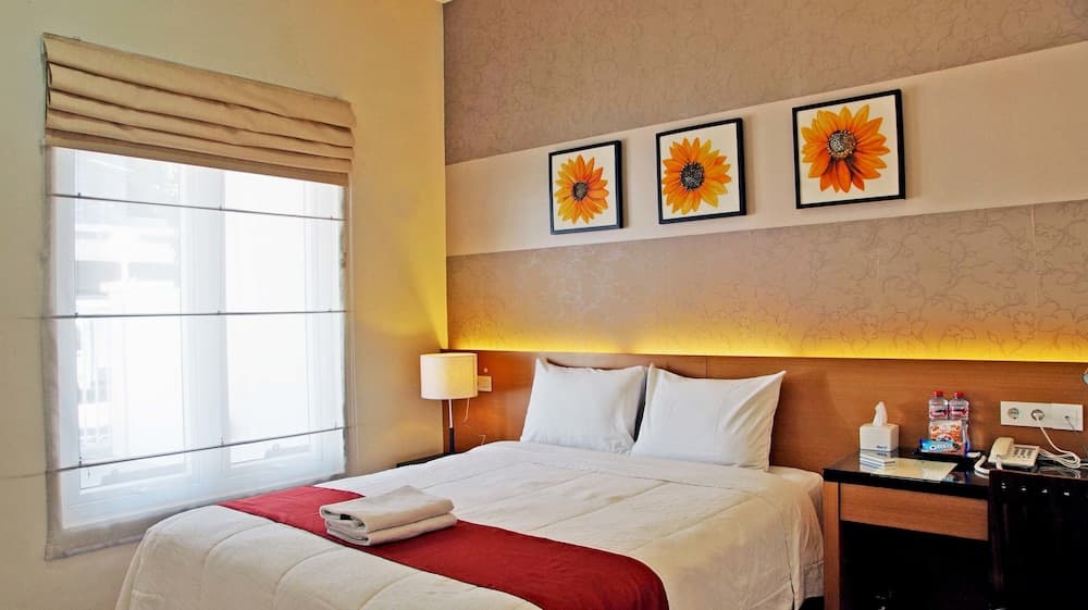 RedDoorz near Plaza Marina