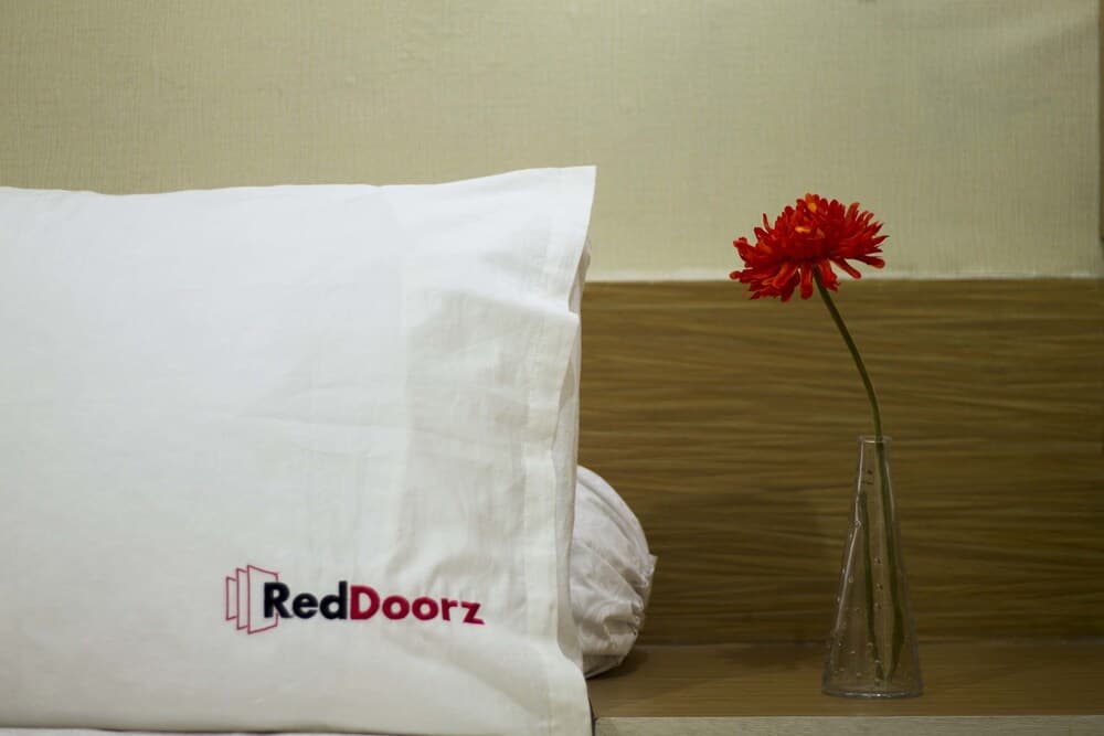 RedDoorz near Plaza Marina