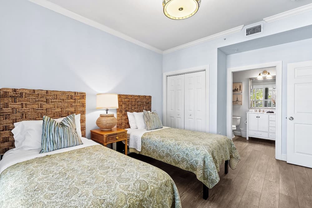 Bologna - Luxury 2-BR Condo with Lake & Golf Views at Green Links, Lely Resort. Access to Pool, Hot Tub, Tennis Courts, and Golf Courses. Near Naples Beaches & Downtown