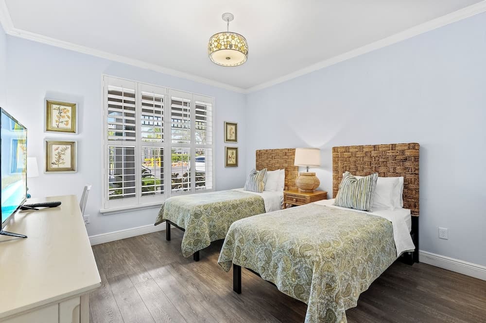 Bologna - Luxury 2-BR Condo with Lake & Golf Views at Green Links, Lely Resort. Access to Pool, Hot Tub, Tennis Courts, and Golf Courses. Near Naples Beaches & Downtown