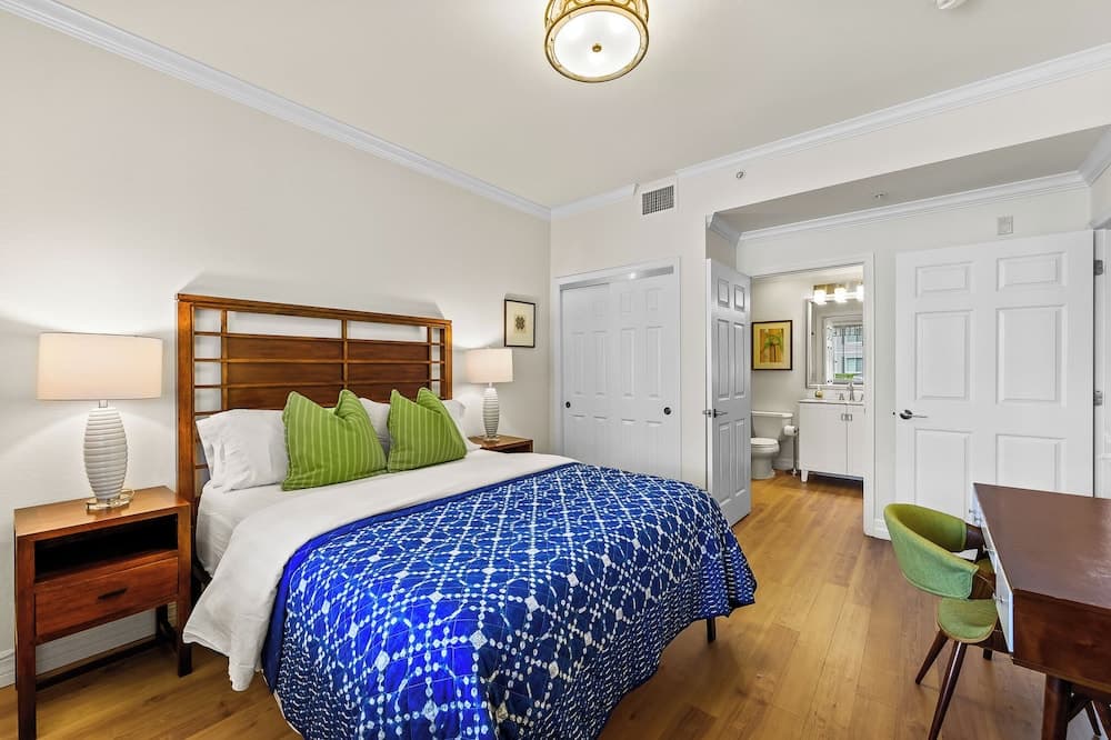 Catina Vacation Rental: Bright 2-BR Condo with Lake Views. Located in Lely Resort with Pool, Hot Tub, and Golf Access. Ideal for Golfers and Beachgoers, Minutes from Naples and Marco Island